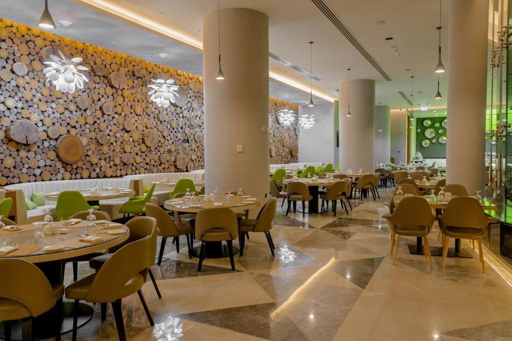فندق Al Khoory Sky Garden 4*