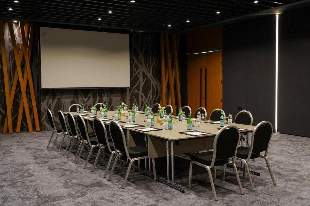 Готель Al Khoory Sky Garden 4*